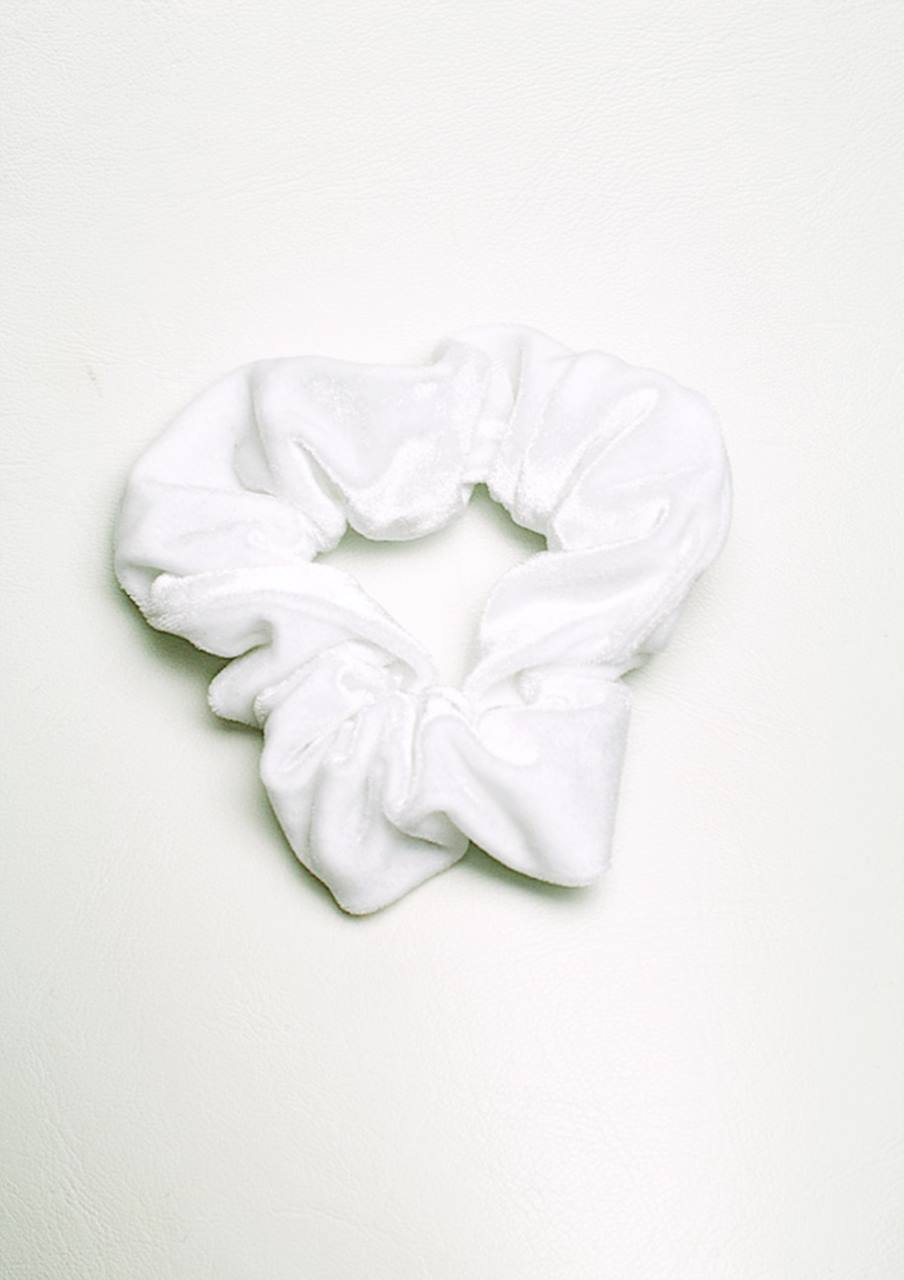 Scrunchie white velvet